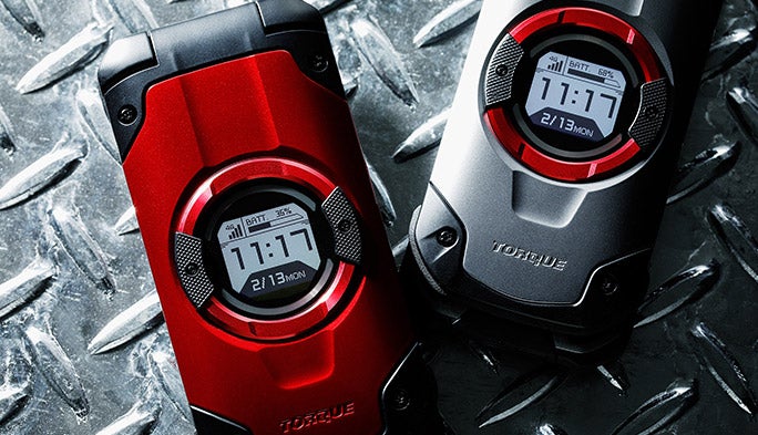 タフネスケータイ復活！ 初代G'zOneから最新TORQUEまで、歴代モデルを