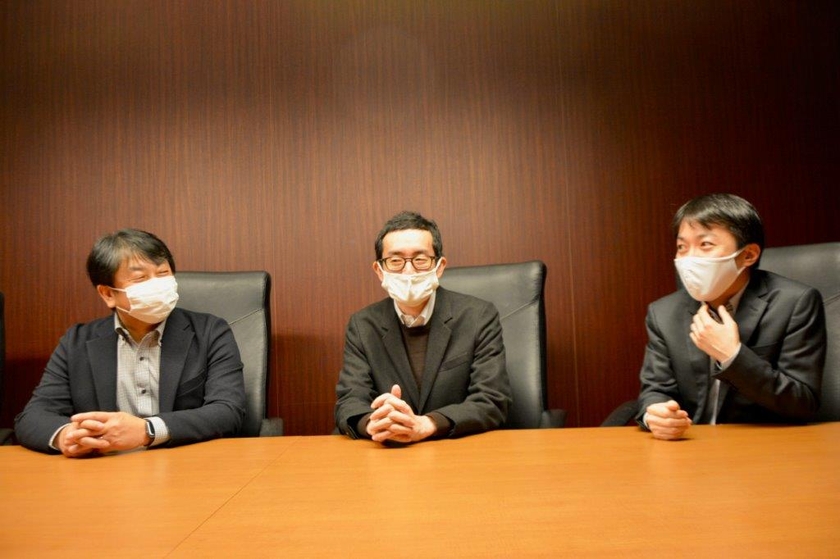 KDDI パーソナル企画統括本部 コンシューママーケティング部 馬渕 透（左）、同・平岡貴志（右）、KDDI 技術企画本部 技術企画部 相馬匡靖（中央）