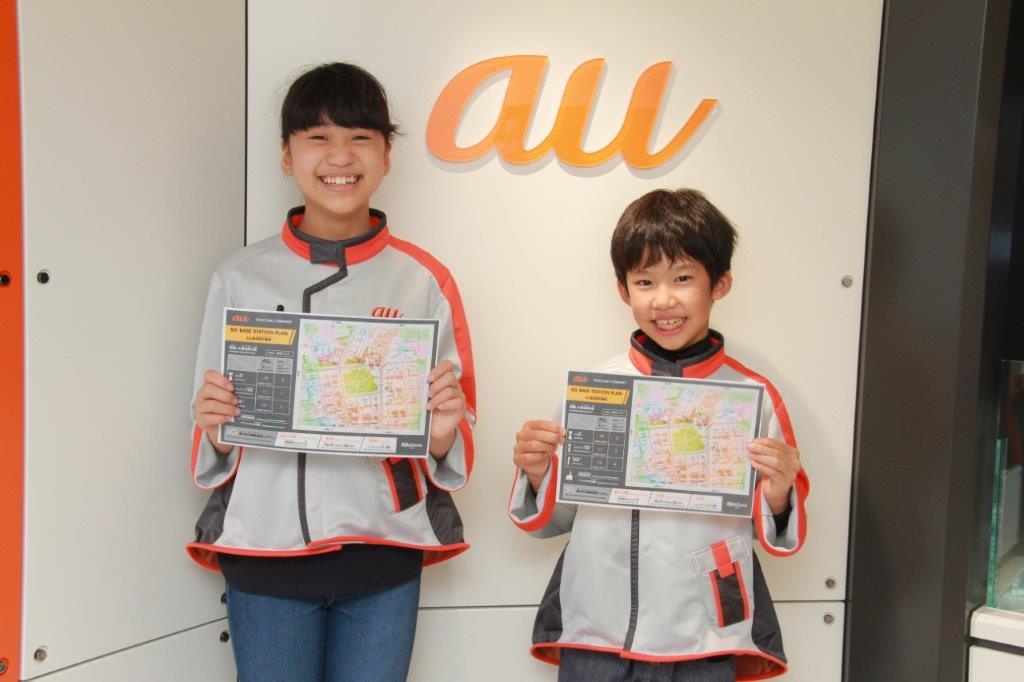 ッザニア甲子園の「通信会社」パビリオンを体験するこども