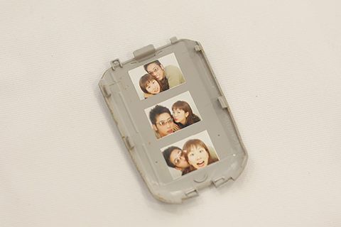ガラケーに貼られたカップルのプリクラ