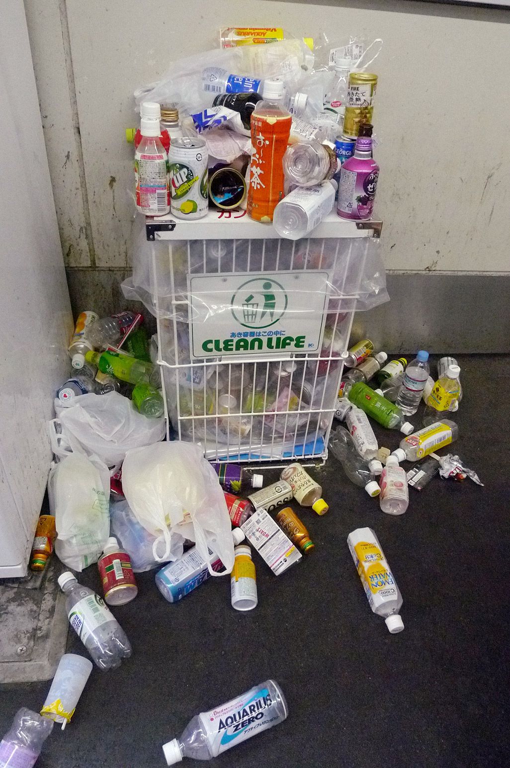東京某所のごみ箱