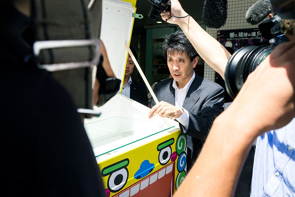 取材陣に囲まれるKDDI原田圭吾