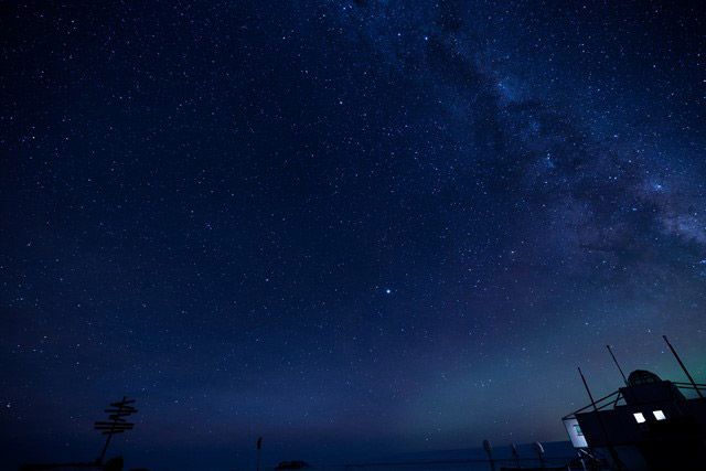 南極・昭和基地の灯りと天の川