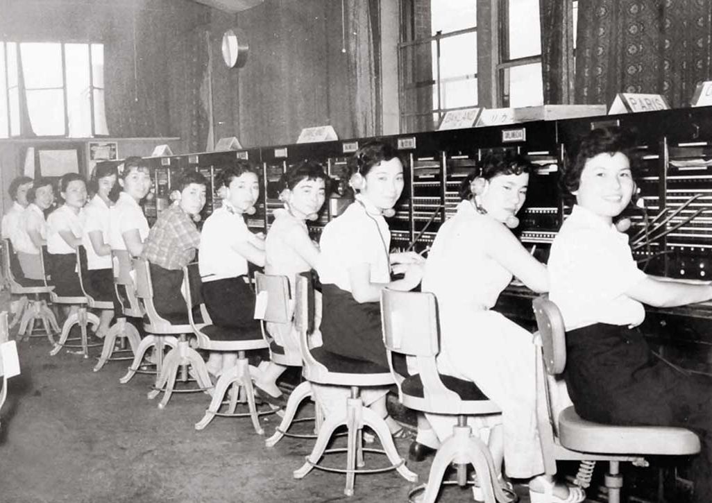 東京国際電話局交換室のオペレータ（日本電信電話公社東京市外電話局内）