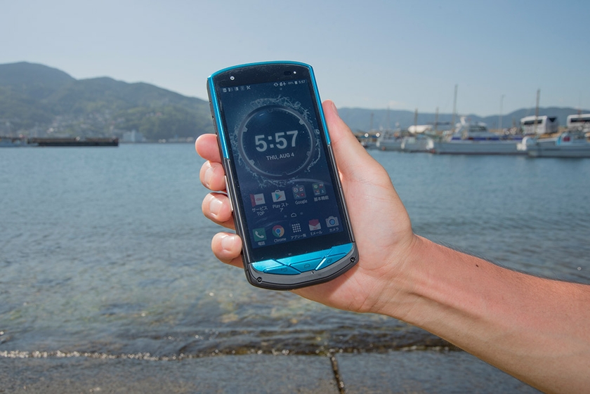 auの京セラ製スマートフォン「TORQUE G02」。世界初（※3）となる耐海水に対応し、海の中でも使える