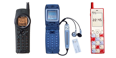 左／CASIOから発売された「G'zOne」シリーズ初の携帯電話「C303CA」。そのデザインから「G-SHOCKケータイ」なんて言われました。中／「DIVA C404S」。MGメモリースティックスロットを備え、ミュージックプレイヤーとしても使えました。イヤホンにはプレイヤーを制御するリモコンと通話用のマイク機能も。右／au design project最初の携帯電話「INFOBAR」。デザインは深澤直人氏。人気だったのは写真の「NISHIKIGOI」でした