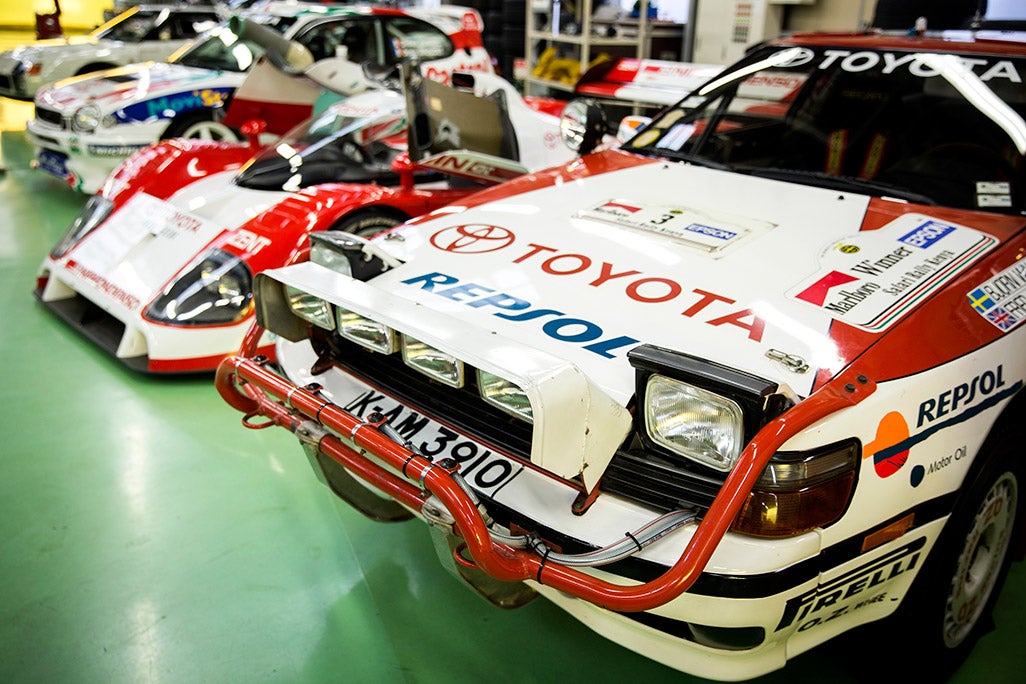 今回、おふたりに話を伺ったのは、横浜にあるトヨタテクノクラフト社。ガレージにはこれまで同社が手がけてきた名車たちがズラリと並ぶ