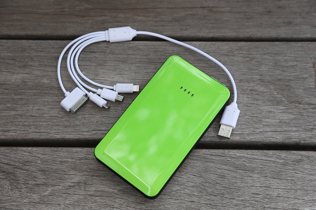 クルマのエンジン始動にも使える高荷氏のモバイルバッテリー。使用しているコードは複数のコネクタに変換できるタイプ