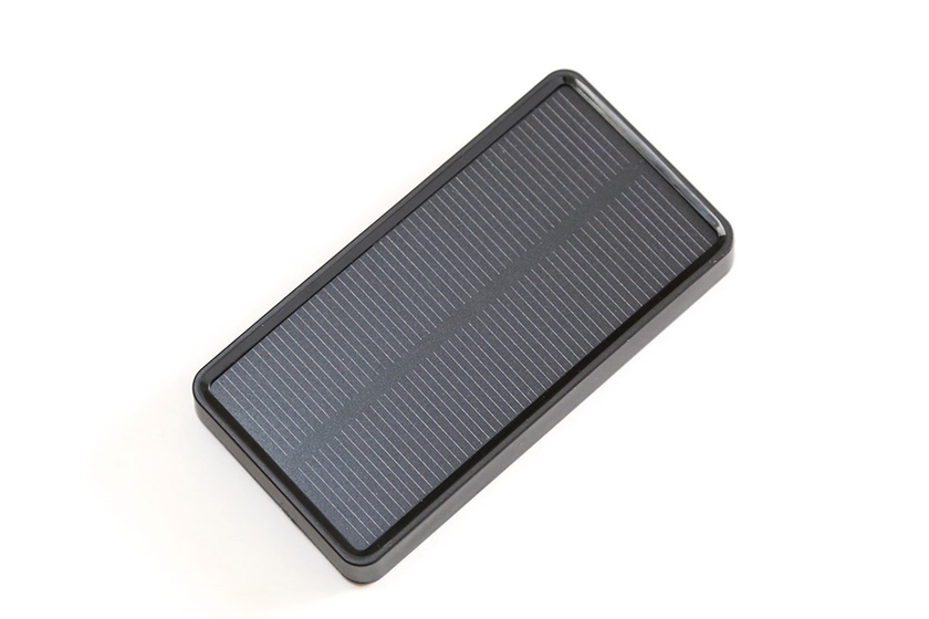 太陽光で発電する小型ソーラーパネル