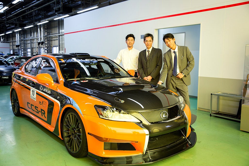 取材時にはトヨタテクノクラフトの工場にも案内してもらった。こちらは2010年IS F CCS-R。関係スタッフと。（左からトヨタテクノクラフトスポーツ車両事業部 吉田竜太氏、KDDIトヨタ営業統括部 中村浩一郎、ソリューション５部 吉田研彦）