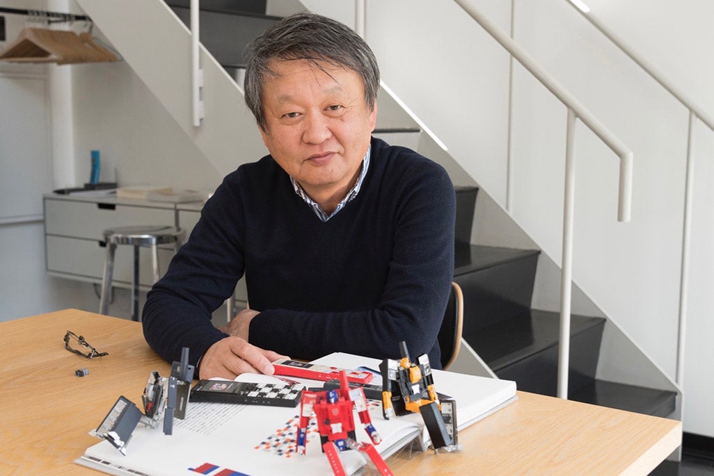 深澤直人／1996年「IDEO」東京支社を設立し、国内外のデザインコンサルティングに従事。2003年に「Naoto Fukasawa Design」設立し独立。家電や家具など多くの人の心に残るプロダクトをつくる
