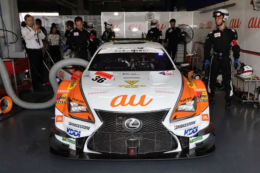 給油やタイヤ交換、ドライバー交代に加え、実は各種データが満載されたUSBメモリを抜いて差し替えるということも行っている。ちなみにそのUSBメモリもレース専用で、水や振動に強い特殊な製品だそうだ