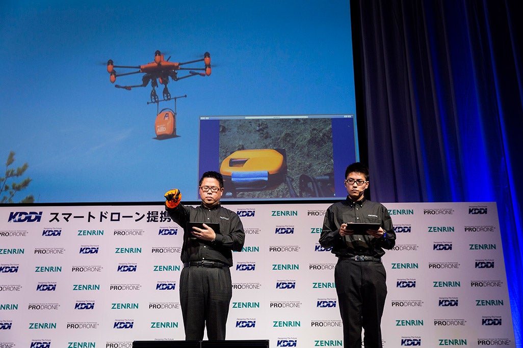 auの4G LTE回線を利用し、東京・渋谷から愛知県豊田市藤岡町のドローンを遠隔操作するデモの様子