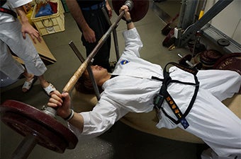 筋トレをする男性隊員