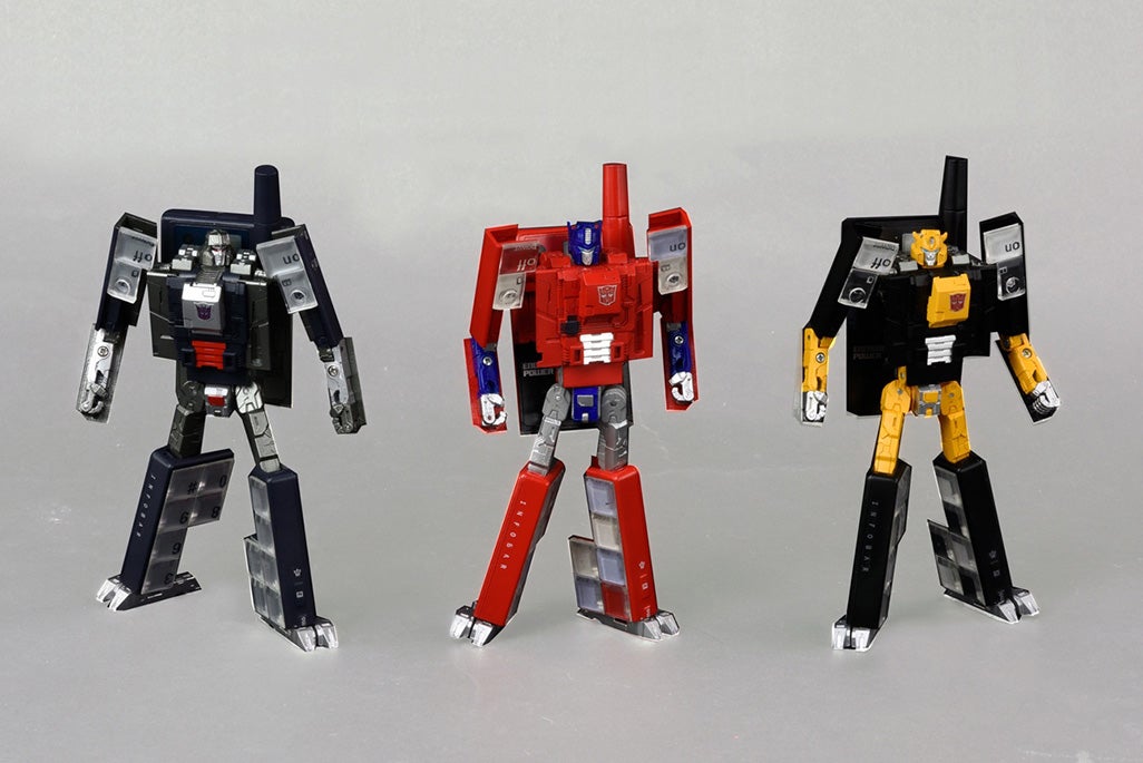 左からINFOBAR MEGATRON（BUILDING）／INFOBAR OPTIMUS PRIME（NISHIKIGOI）／INFOBAR BUMBLEBEE（ICHIMATSU）