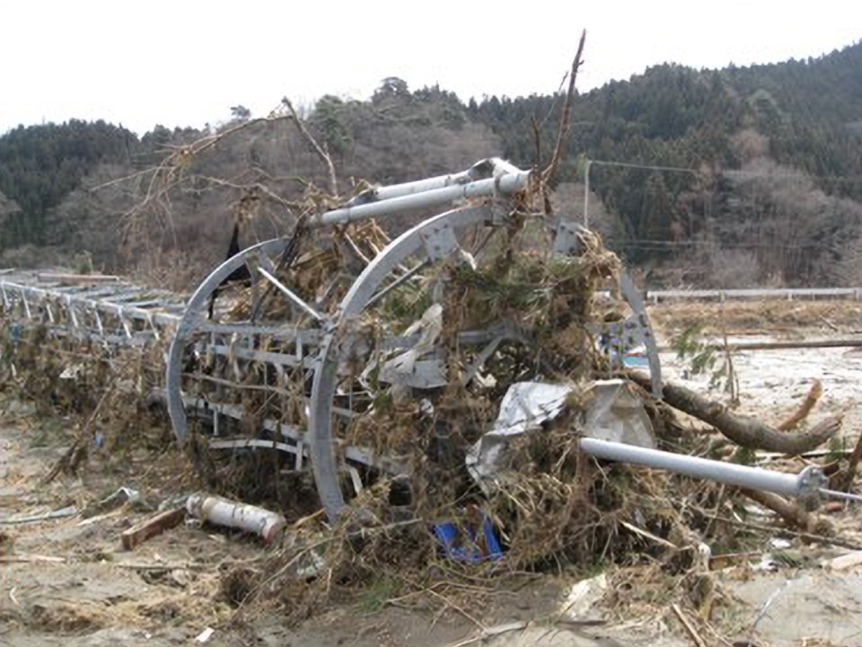 倒壊したKDDIの設備（2011年3月撮影）