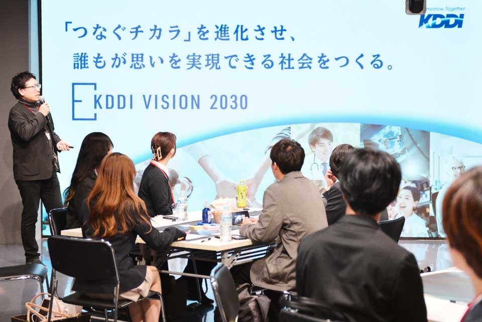 ワークショップの冒頭、KDDIの掲げるビジョンについて熱心に聞いている大学生たち