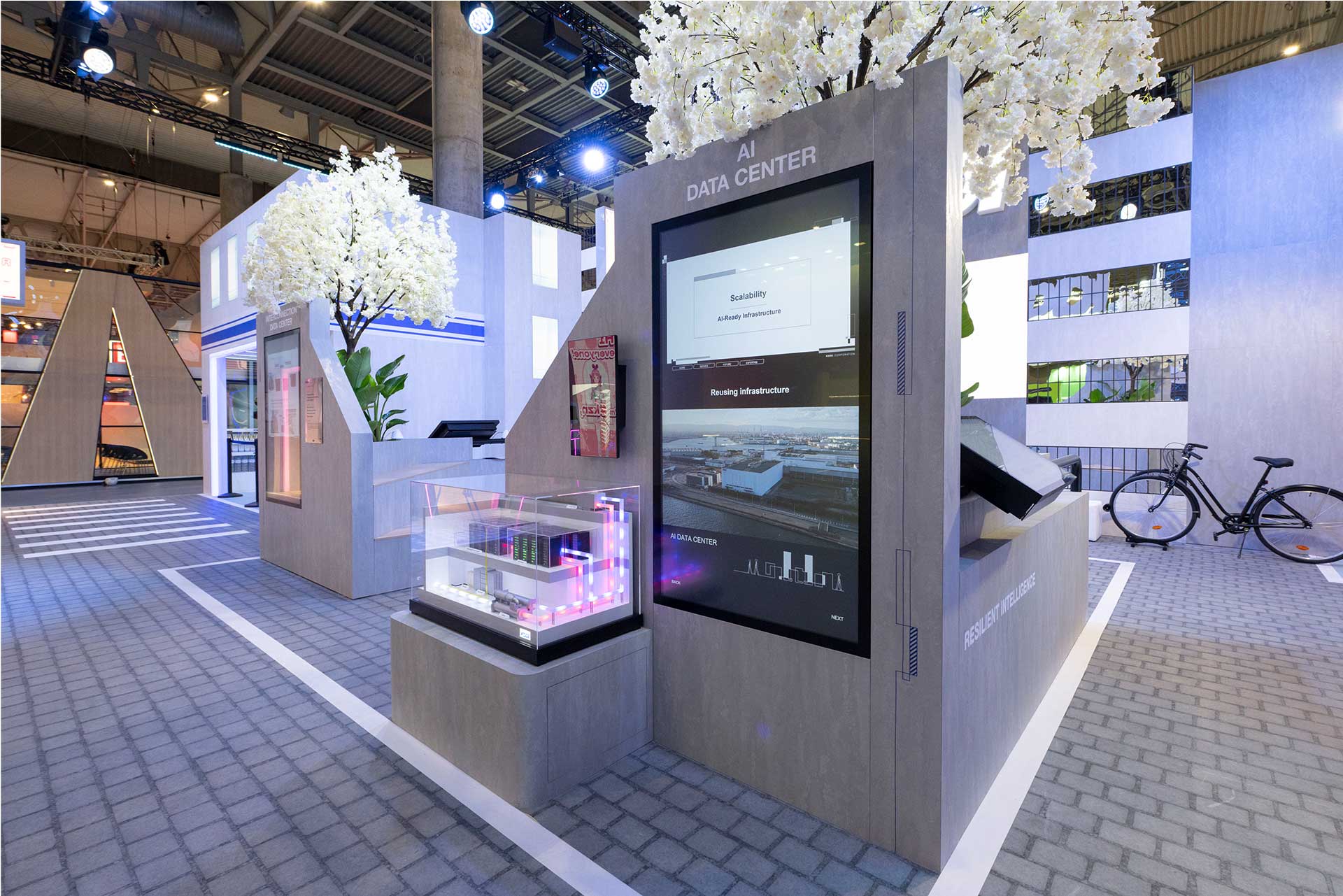 AIデータセンターの展示。手前は堺データセンターの模型