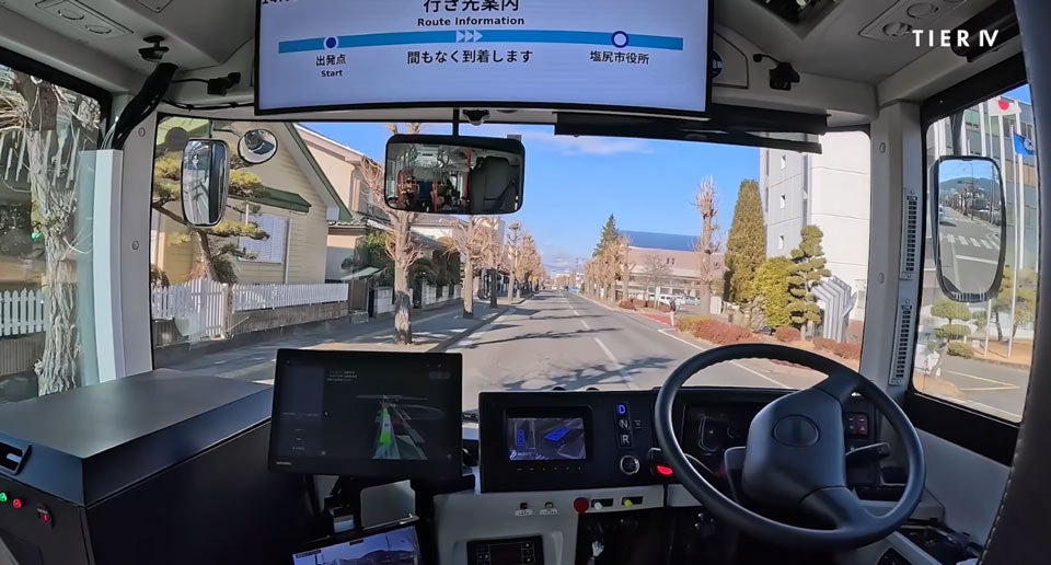 自動運転バスの運転席から見た風景。安全のために右左折は非常にゆっくりと行っている。