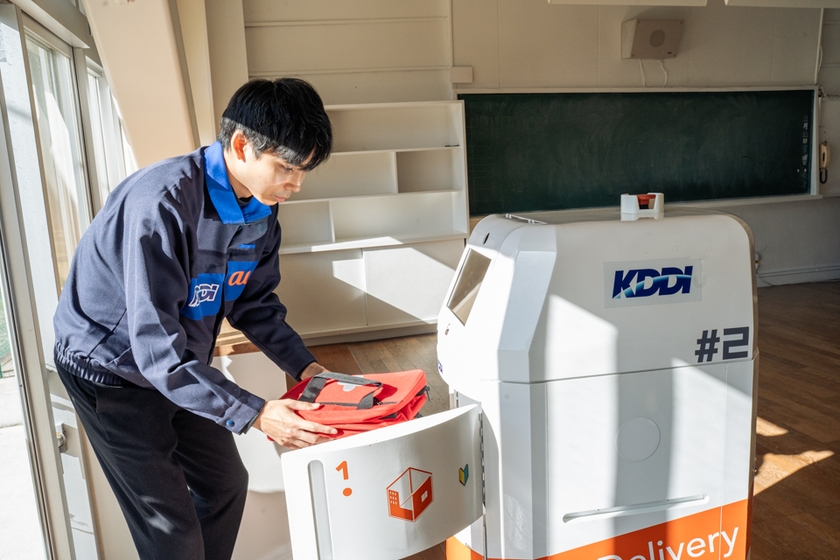 ロボットに荷物を渡す