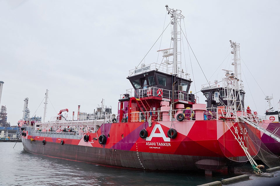 「あさひ」は全長約60m、総トン数約490トン。世界初のEVタンカーとして2022年に竣工。川崎港をベースに、燃料を積んで横浜・千葉・横須賀などに停泊する大型船に補給