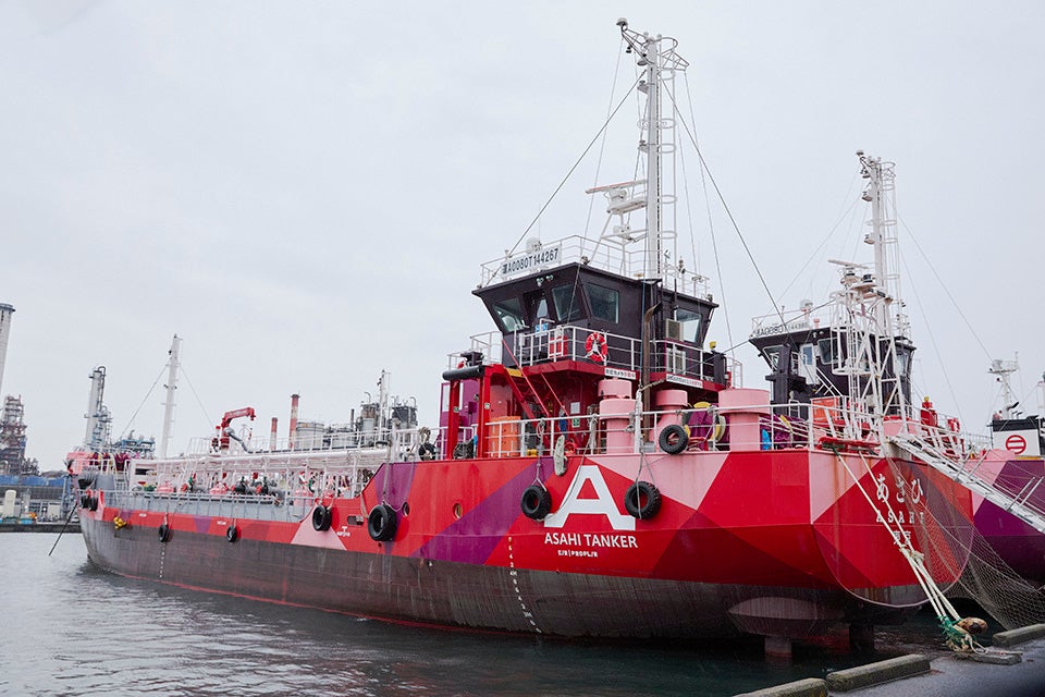 「あさひ」は全長約60m、総トン数約490トン。世界初のEVタンカーとして2022年に竣工。川崎港をベースに、横浜・千葉・横須賀などに停泊する大型船に燃料を補給
