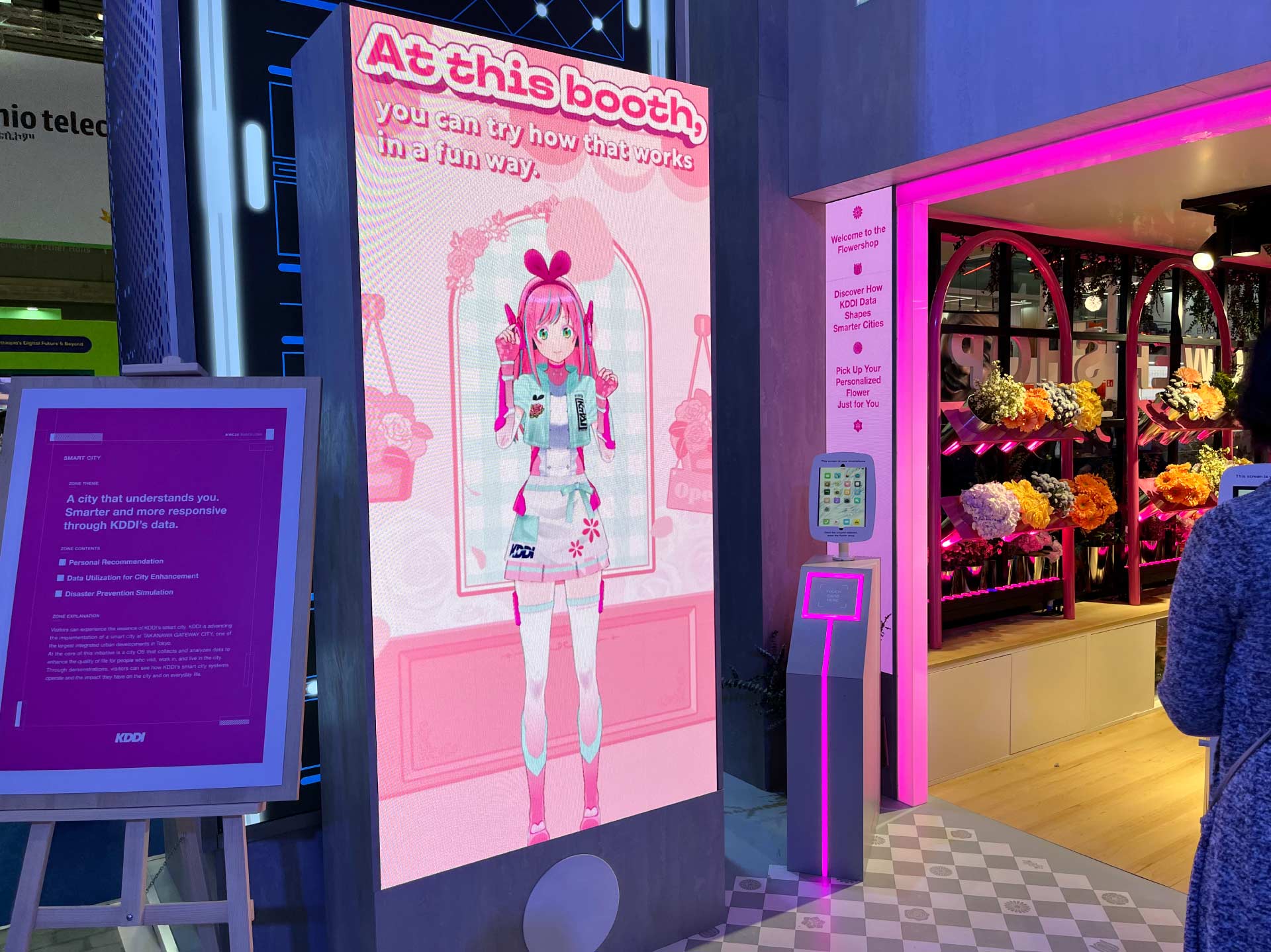 ブースを紹介する#kzn（キズナ）。周囲には人だかりが