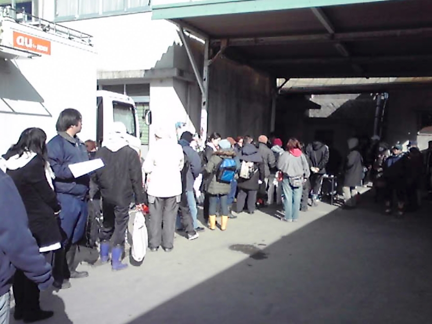 気仙沼市役所で行っていた携帯電話充電サービスを待つ人々（2011年3月撮影）