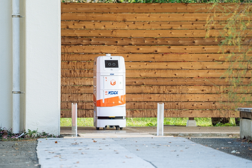 ロボットは自動でスタッフの元まで走行