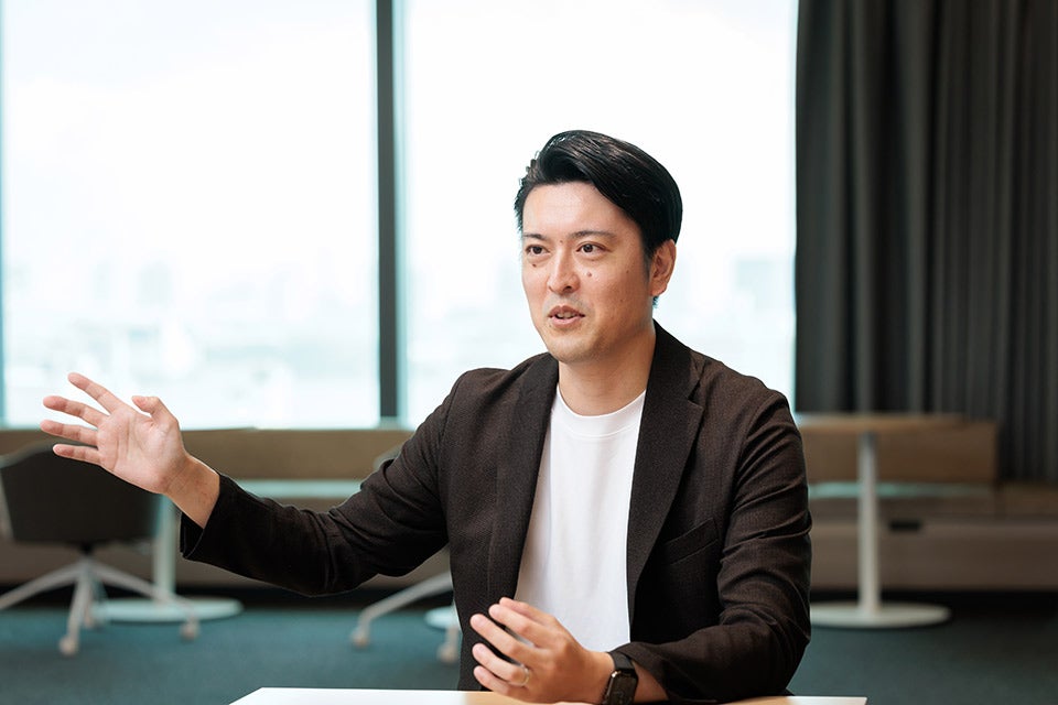 KDDI 事業創造本部 LXビジネス企画部 手塚 智之