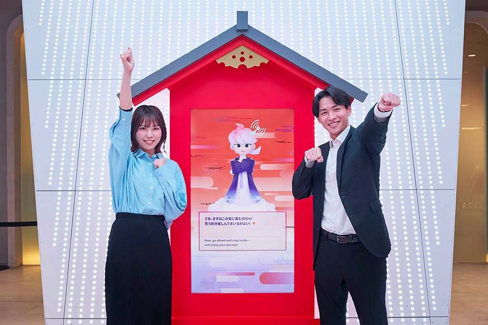 左：KDDI 林 真奈香、右：光野 亘。中央におわすのは「繋宮」の主祭神である「繋宮神（つなぐうしん）」