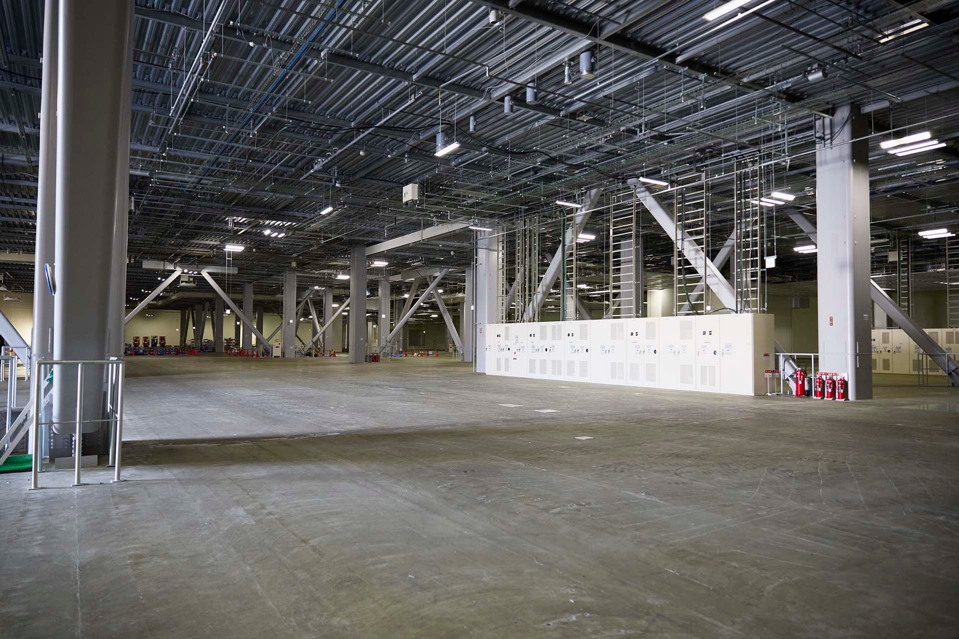 液晶パネルの部品製造のためのラインが設置されていた広大なスペースをAIデータセンターに活用