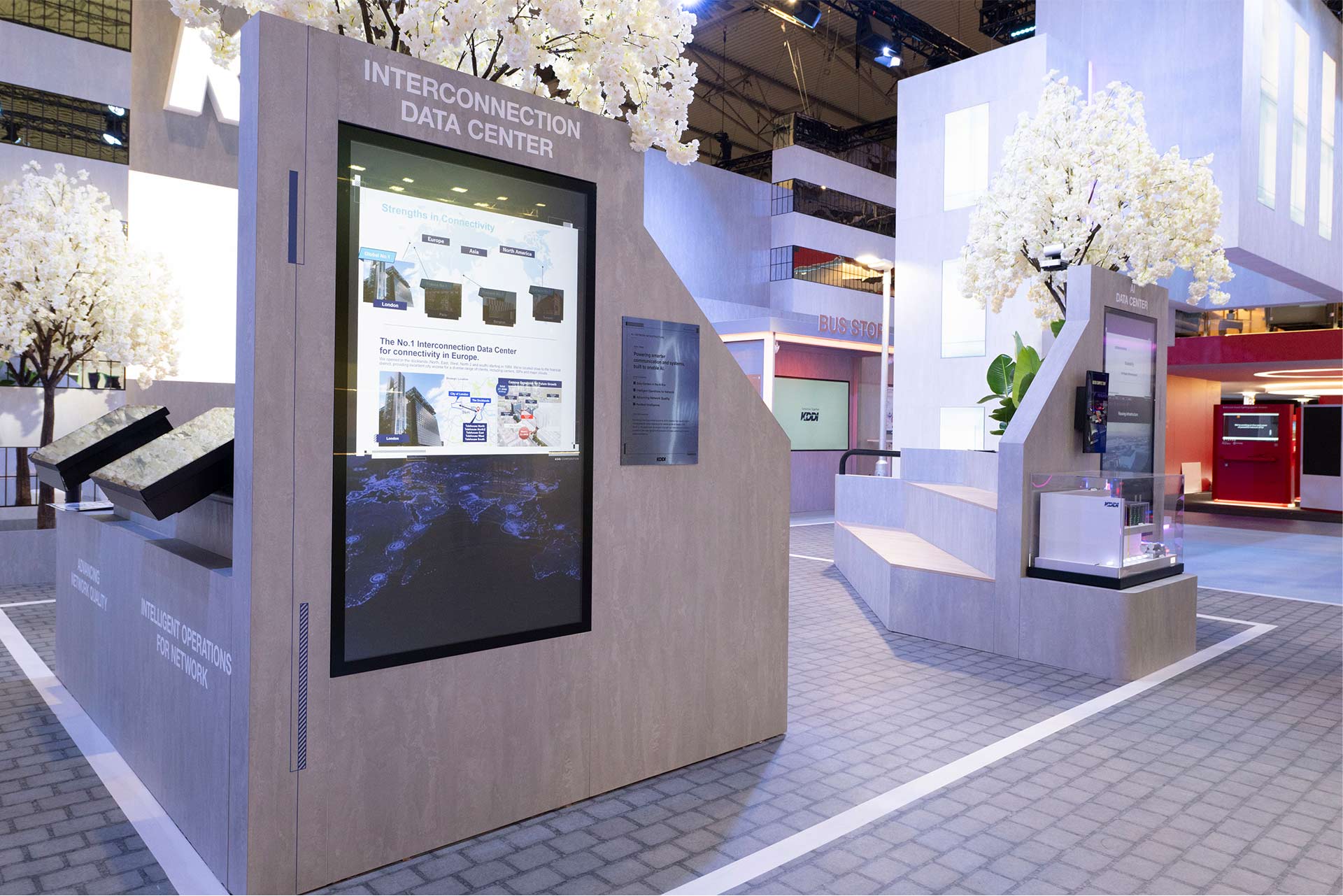 Interconnectionデータセンター「TELEHOUSE」の展示