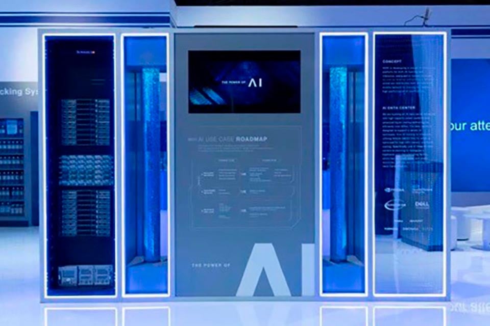 AIのインフラの要となる高負荷・高発熱のサーバーに対応する水冷システムを、現在検証中（画像は『MWC Barcelona 2025』での展示より）