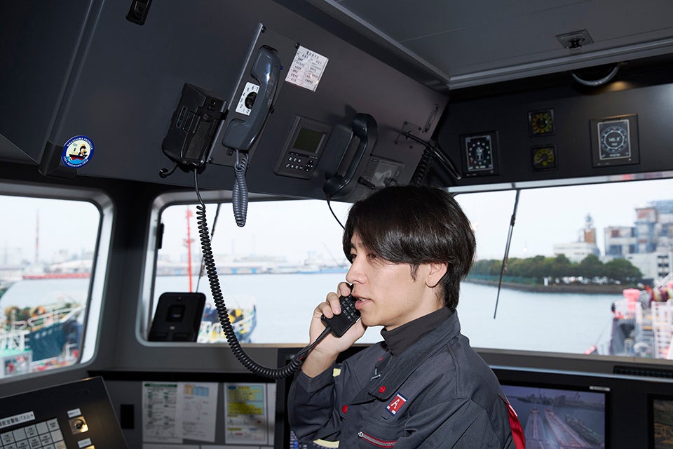 圏外時のコミュニケーションの基本はブリッジに備えられた衛星電話