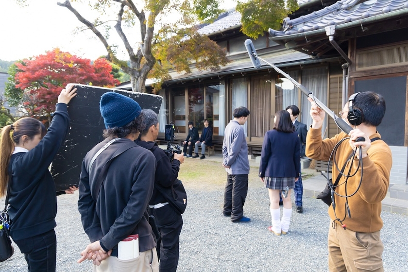 デパルマ先輩の息子・春人がノベルとエリーゼに「スマホで映画を撮っている」と語るシーン。左から2人目が上田慎一郎監督