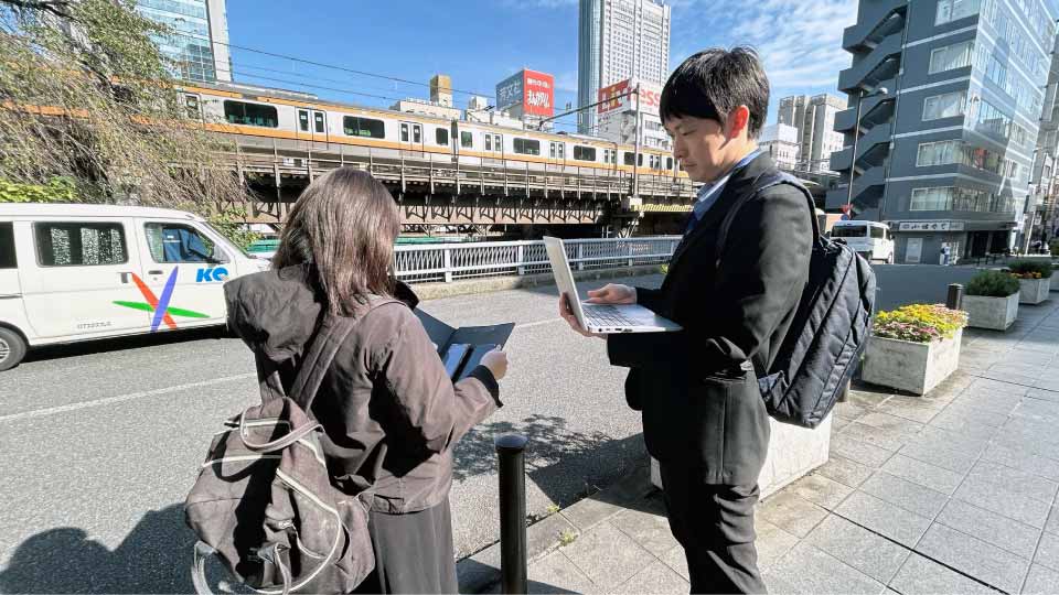 沿線の通信状況の調査をする様子