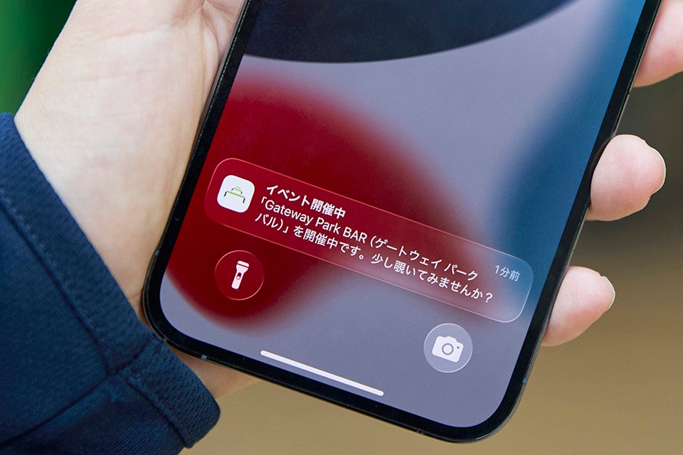 アプリに登録したSuicaで高輪ゲートウェイ駅の自動改札を出場すると、パーソナライズされた街のおすすめ情報が通知される
