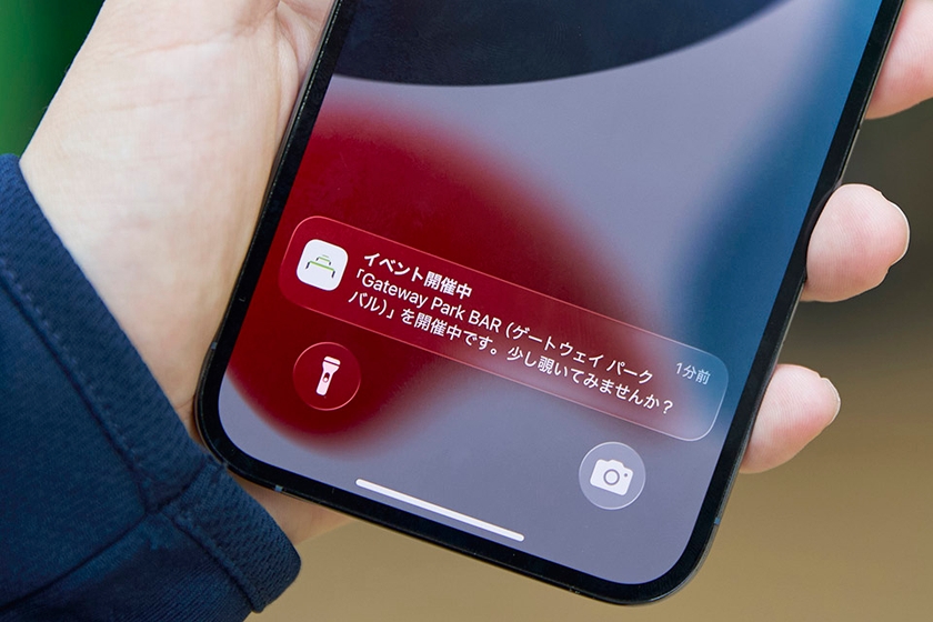 アプリに登録したSuicaで高輪ゲートウェイ駅の自動改札を出場すると、パーソナライズされた街のおすすめ情報が通知される