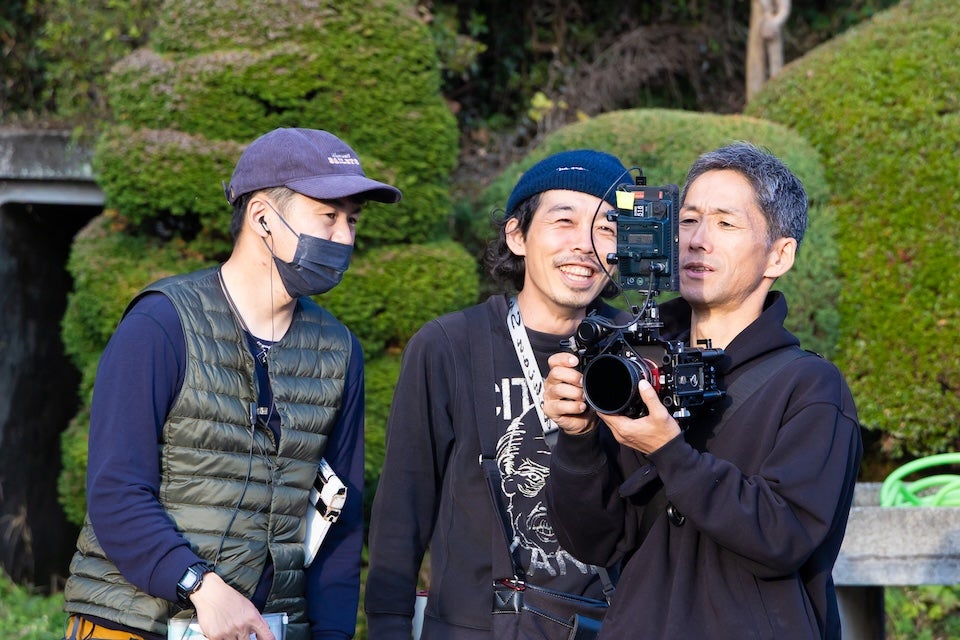 中・上田慎一郎監督、右・撮影および照明の山本周平さん。2024年劇場公開の上田監督作品『アングリースクワッド 公務員と7人の詐欺師』でもタッグを組んだ