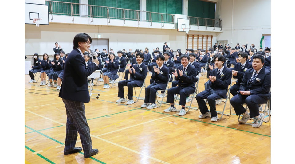 2024年度【みんなでアオハろー】卒業式でのタレント登場サプライズや、全国複数の中学校、高校に、au CMタレントからのサプライズムービーをお届け