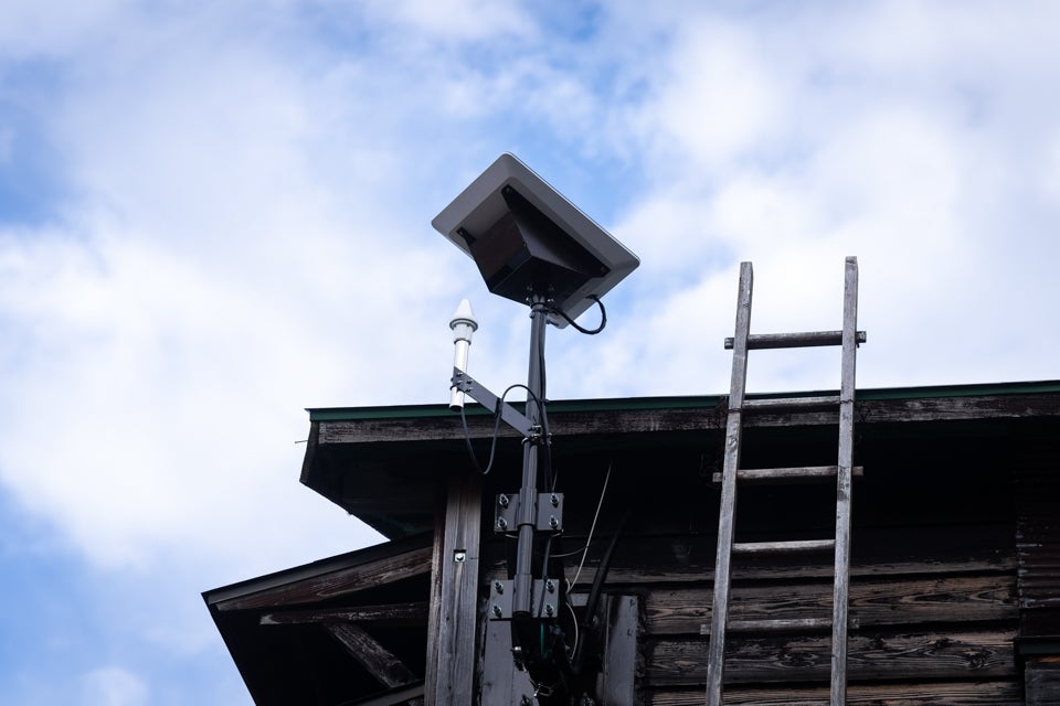 尾瀬の山小屋に設置されたStarlinkアンテナ