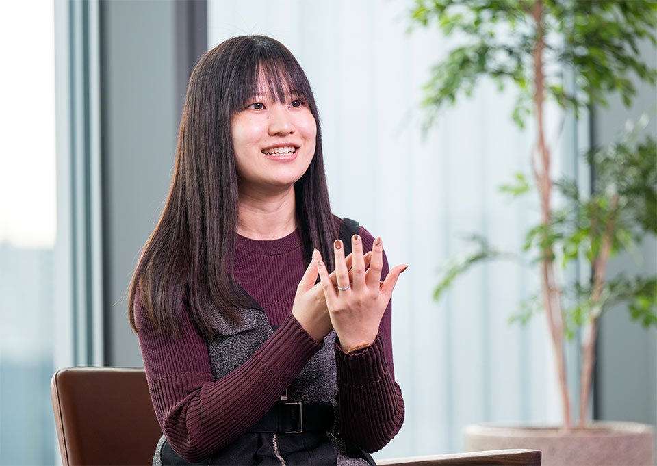 KDDI ブランド・コミュニケーション本部 コミュニケーションデザイン部 松岡 杏珠