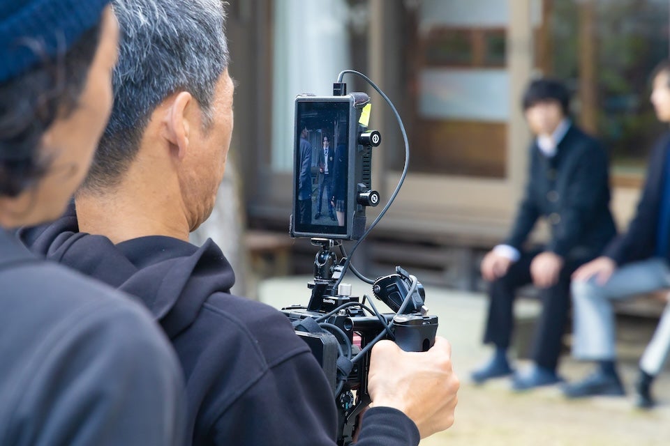 横倒しにして固定したデジタル一眼カメラに縦向きのモニターを装着して撮影