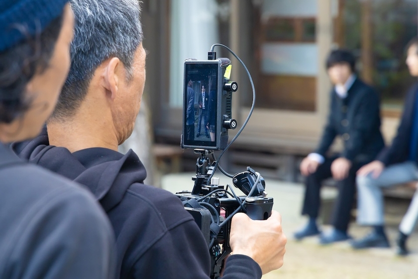 横倒しにして固定したデジタル一眼カメラに縦向きのモニターを装着して撮影