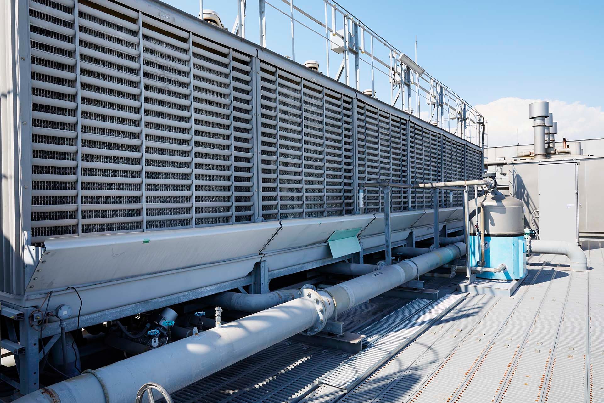 施設屋上に備えられている冷却塔