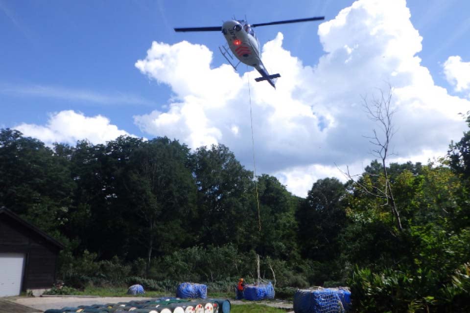 機材の搬入はヘリコプターを利用