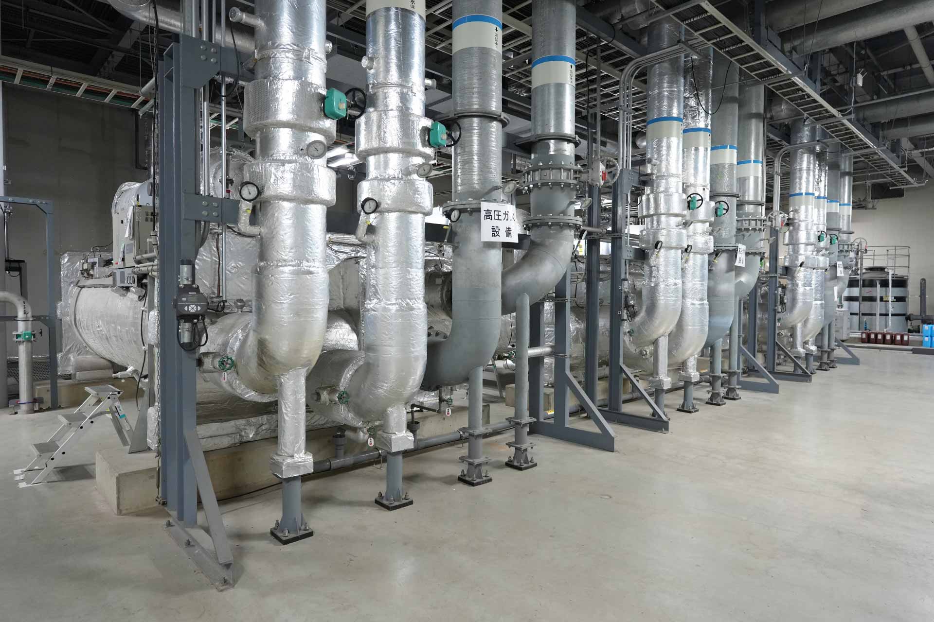 大阪堺データセンターのターボ冷凍機。液晶工場時代から使用されていた設備をサーバー冷却のために転用している