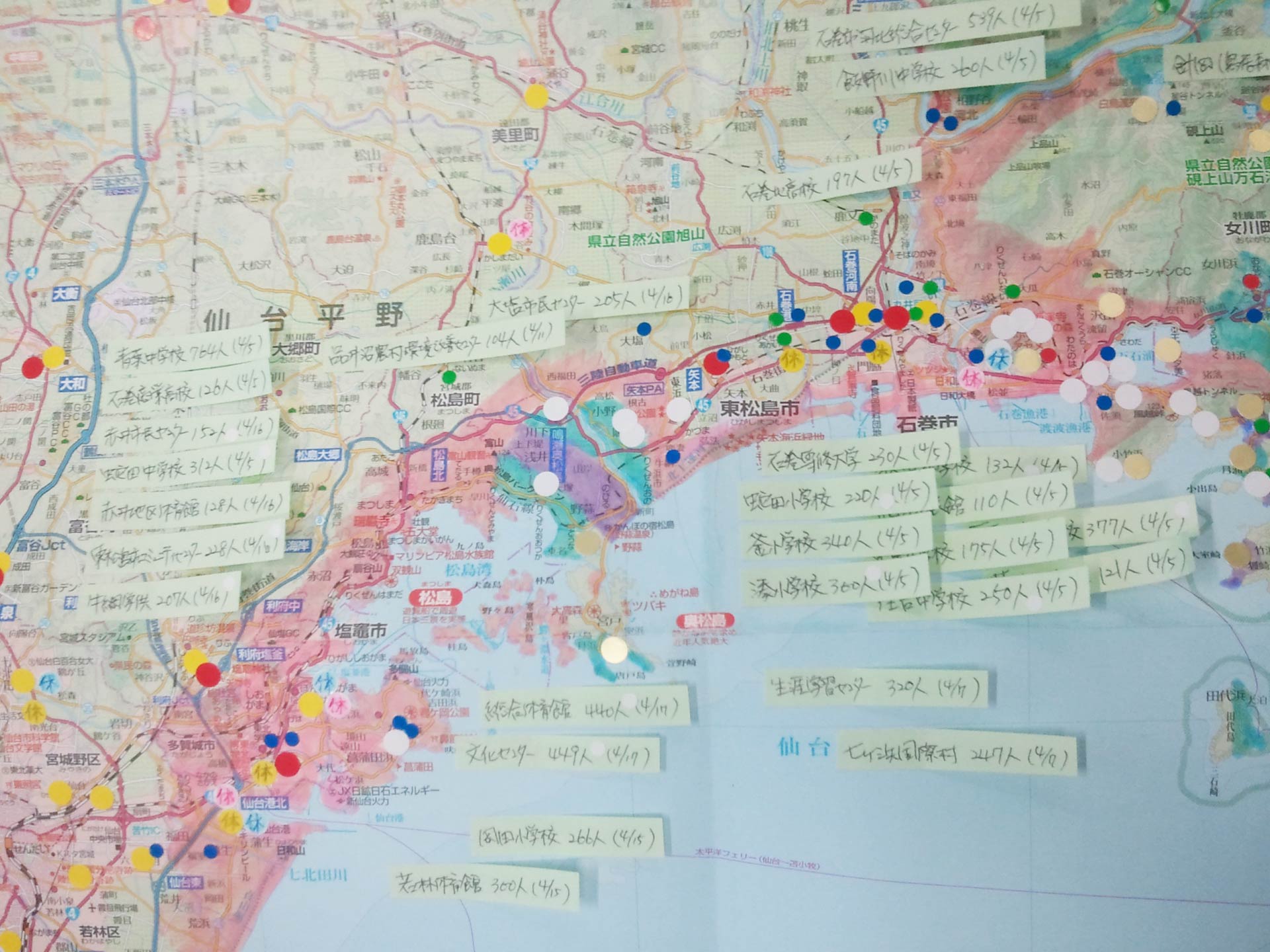 各避難所を巡って人数を把握し、それぞれの要望に合致したサービスを展開した（2011年3月撮影）