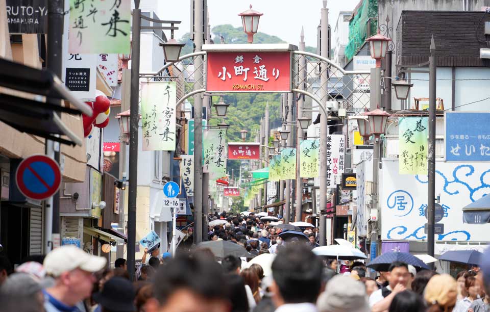 多くの旅行客で賑わっていても快適にスマホが利用できる